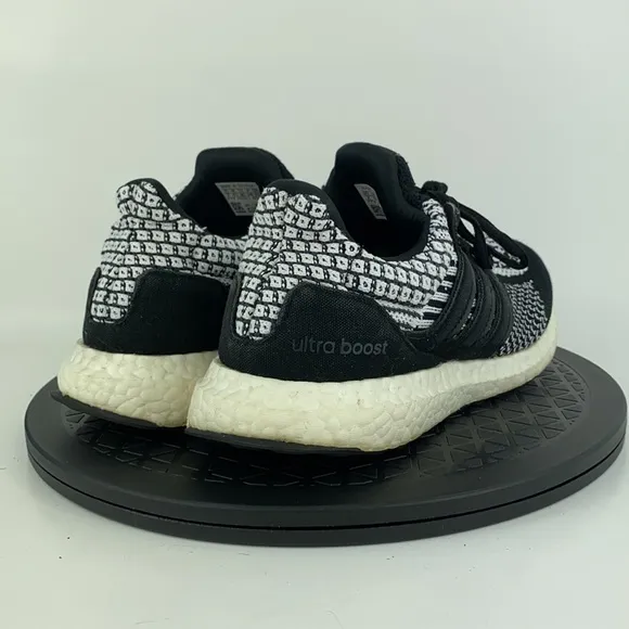 Adidas Ultraboost 5.0 DNA Black/White Running Shoes FZ1850 Women's Size 7