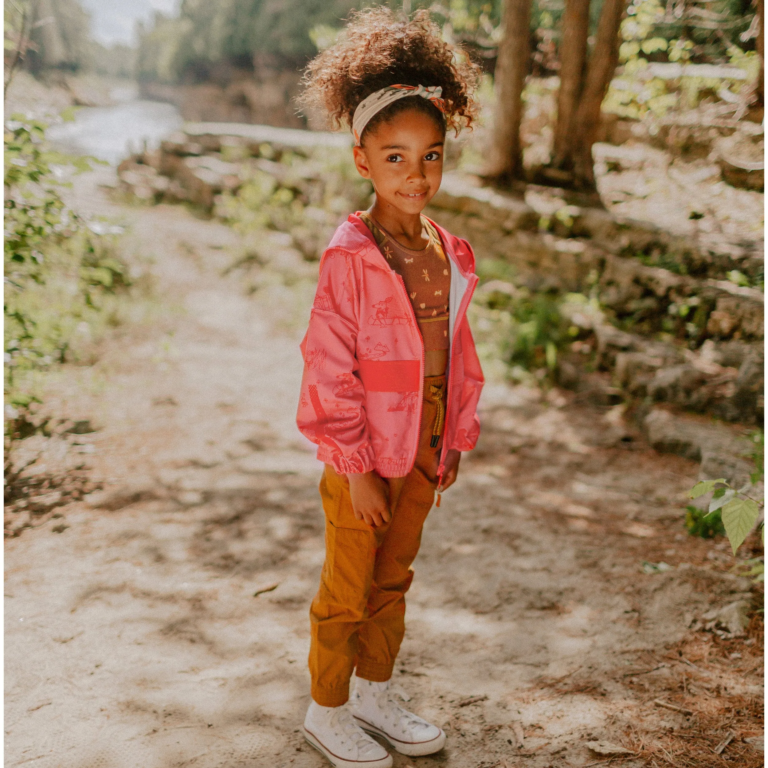 Camisole courte brune à motifs en polyester, enfant || Brown patterned tank top in polyester, child