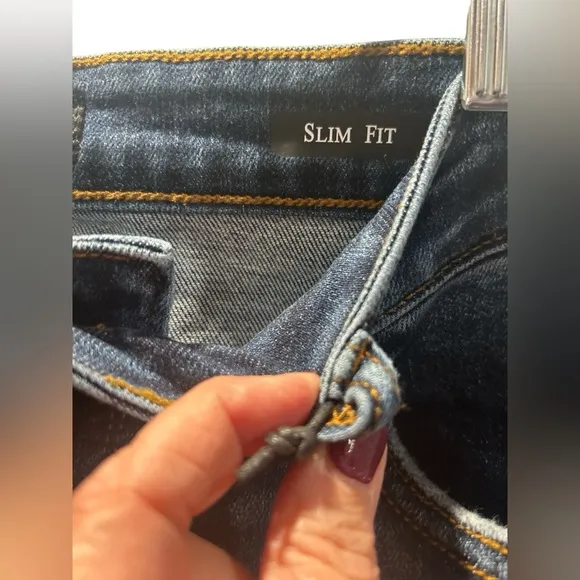 Judy Blue MR Slim Fit Ankle Cropped Blue Jeans with Distressed Details