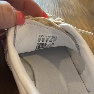 Kids cream adidas Sneakers sambas size 5