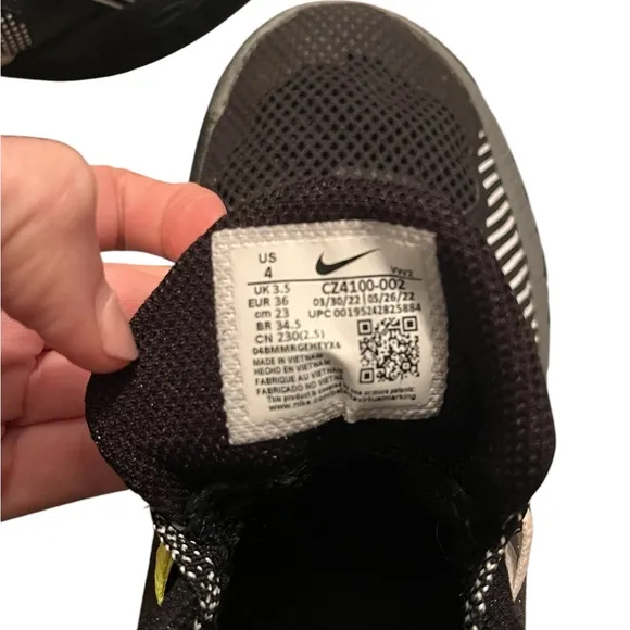 Nike Kyrie Flytrap V5  Basketball Shoe Black White Green Kids Youth Size 4