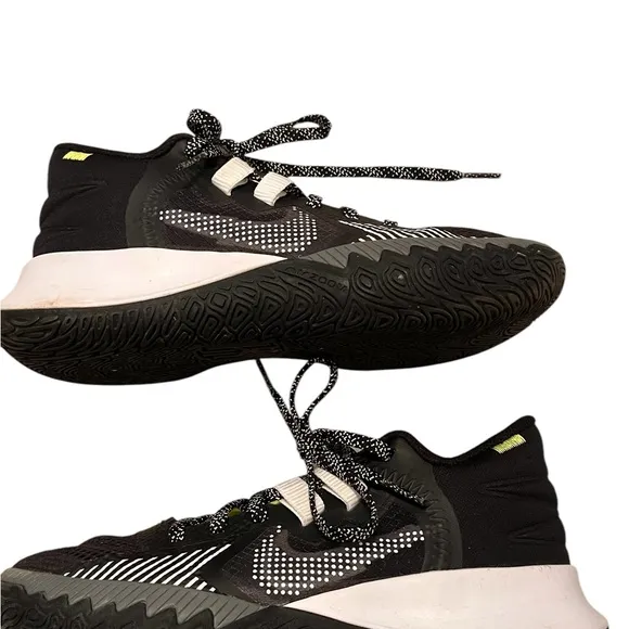Nike Kyrie Flytrap V5  Basketball Shoe Black White Green Kids Youth Size 4