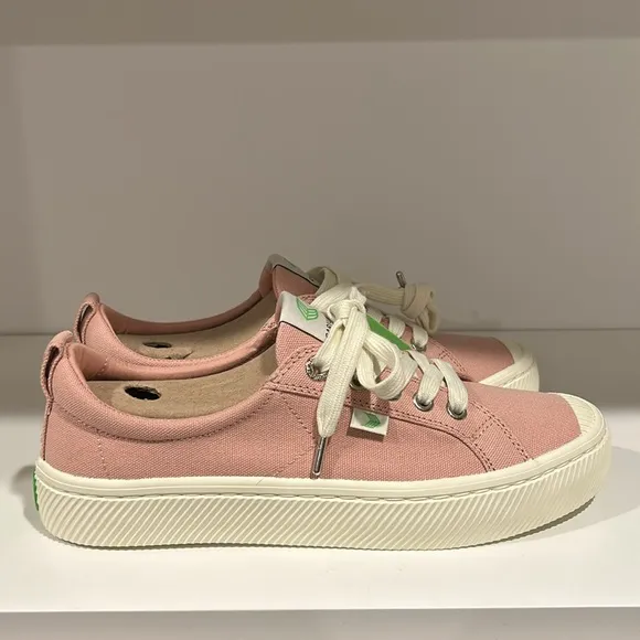 NWT Cariuma Oca Low Canvas Sneaker Color: Rose Size: Women’s 7.5