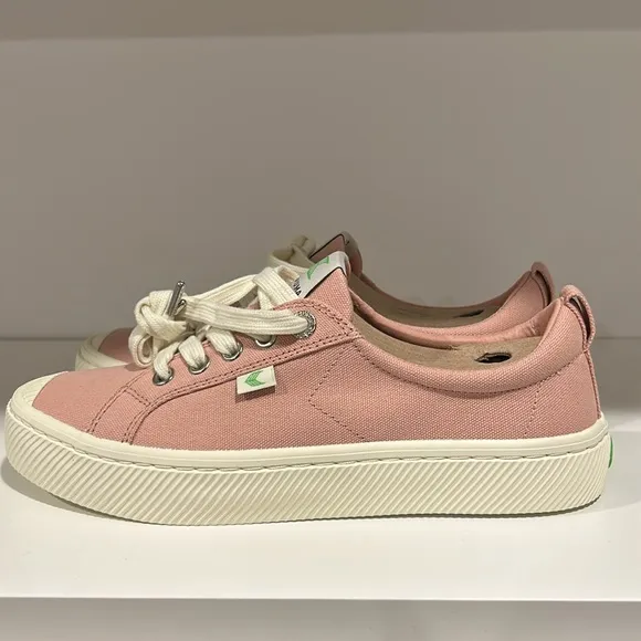 NWT Cariuma Oca Low Canvas Sneaker Color: Rose Size: Women’s 7.5