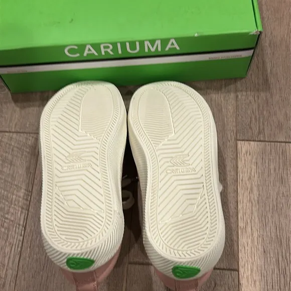 NWT Cariuma Oca Low Canvas Sneaker Color: Rose Size: Women’s 7.5