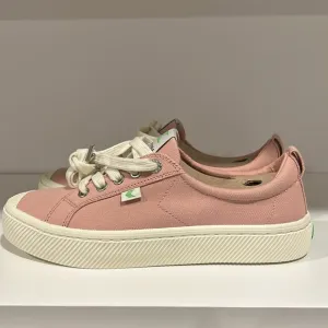 NWT Cariuma Oca Low Canvas Sneaker Color: Rose Size: Women’s 7.5