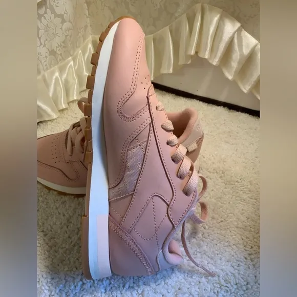 REEBOK 1983 ALTER THE ICONS GIRLS LEATHER SNEAKERS
