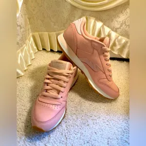 REEBOK 1983 ALTER THE ICONS GIRLS LEATHER SNEAKERS